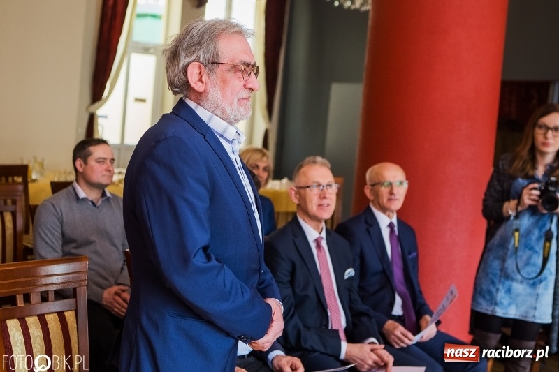 Zdjęcie w galerii na portalu naszraciborz.pl: Raciborska Izba Gospodarcza przekazała pieniądze uzbierane podczas Gwiazdki Serc wiadomości z regionu