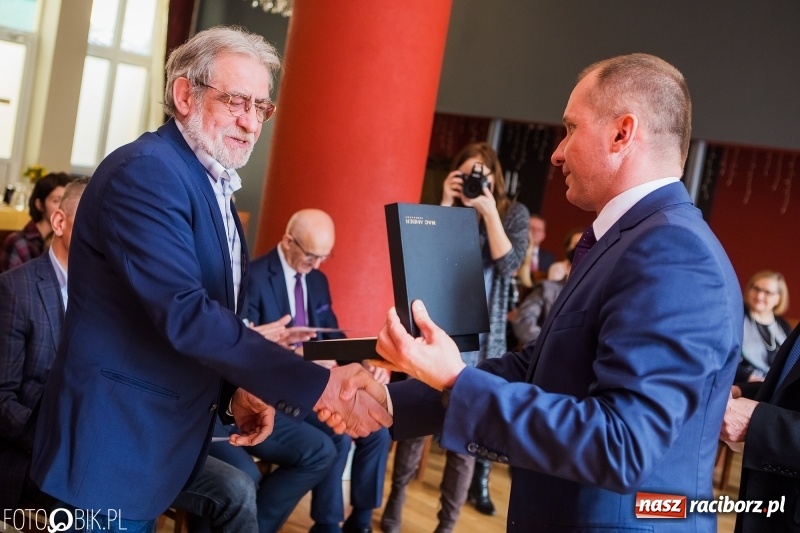 Zdjęcie w galerii na portalu naszraciborz.pl: Raciborska Izba Gospodarcza przekazała pieniądze uzbierane podczas Gwiazdki Serc wiadomości z regionu