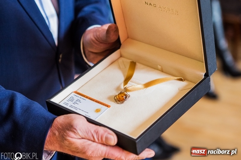 Zdjęcie w galerii na portalu naszraciborz.pl: Raciborska Izba Gospodarcza przekazała pieniądze uzbierane podczas Gwiazdki Serc wiadomości z regionu