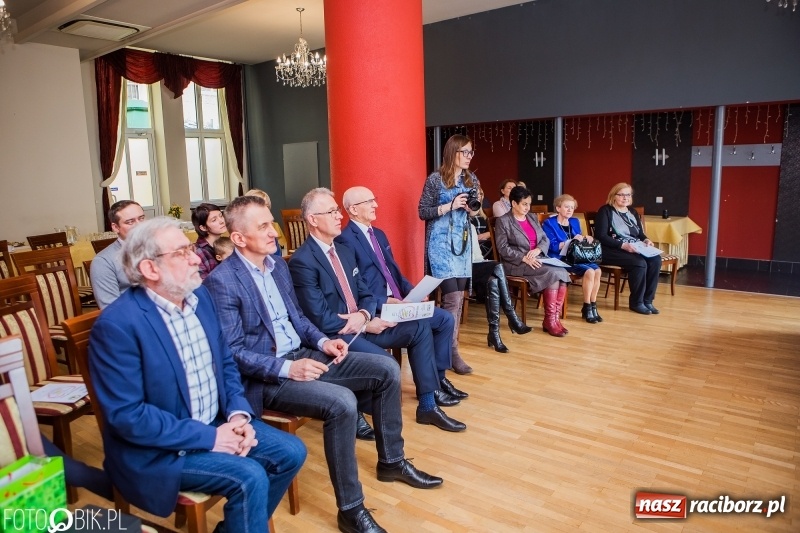 Zdjęcie w galerii na portalu naszraciborz.pl: Raciborska Izba Gospodarcza przekazała pieniądze uzbierane podczas Gwiazdki Serc wiadomości z regionu