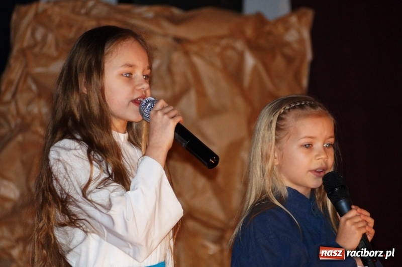 Zdjęcie w galerii na portalu naszraciborz.pl: Ogromne wzruszenie w Górkach Śląskich. Szkoła przygotowała piękny spektakl wiadomości z regionu