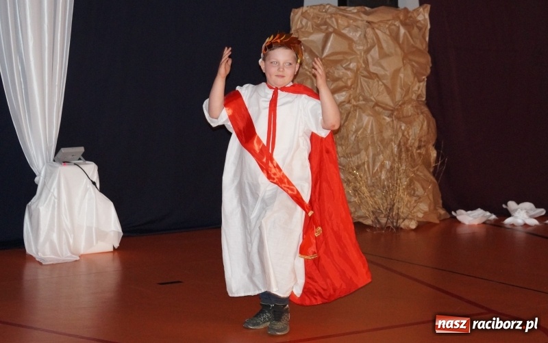 Zdjęcie w galerii na portalu naszraciborz.pl: Ogromne wzruszenie w Górkach Śląskich. Szkoła przygotowała piękny spektakl wiadomości z regionu