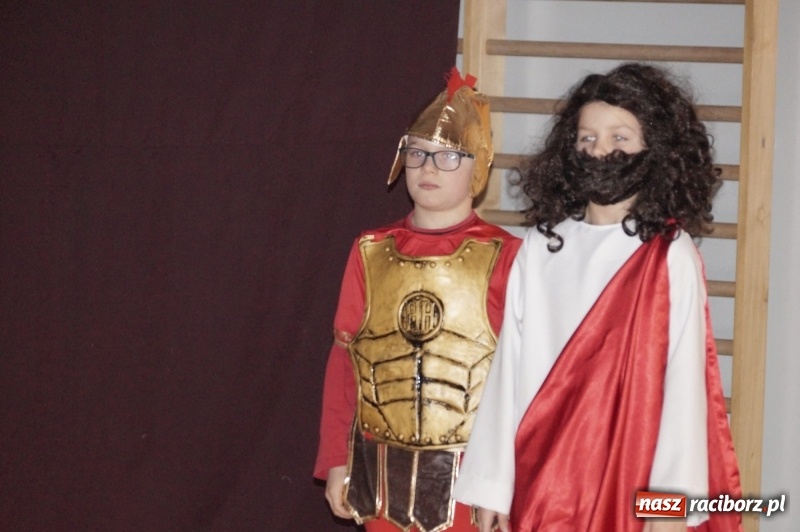 Zdjęcie w galerii na portalu naszraciborz.pl: Ogromne wzruszenie w Górkach Śląskich. Szkoła przygotowała piękny spektakl wiadomości z regionu