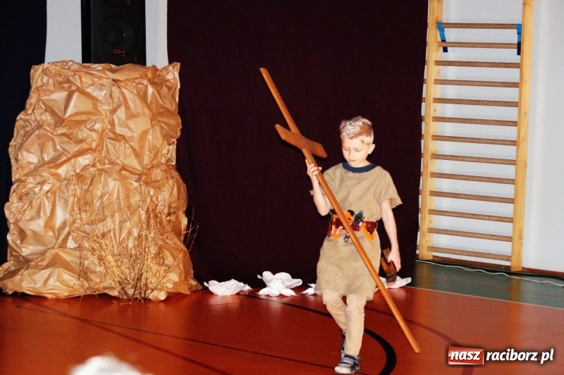 Zdjęcie w galerii na portalu naszraciborz.pl: Ogromne wzruszenie w Górkach Śląskich. Szkoła przygotowała piękny spektakl wiadomości z regionu