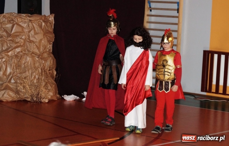 Zdjęcie w galerii na portalu naszraciborz.pl: Ogromne wzruszenie w Górkach Śląskich. Szkoła przygotowała piękny spektakl wiadomości z regionu