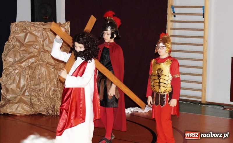 Zdjęcie w galerii na portalu naszraciborz.pl: Ogromne wzruszenie w Górkach Śląskich. Szkoła przygotowała piękny spektakl wiadomości z regionu