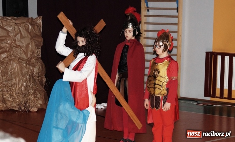 Zdjęcie w galerii na portalu naszraciborz.pl: Ogromne wzruszenie w Górkach Śląskich. Szkoła przygotowała piękny spektakl wiadomości z regionu