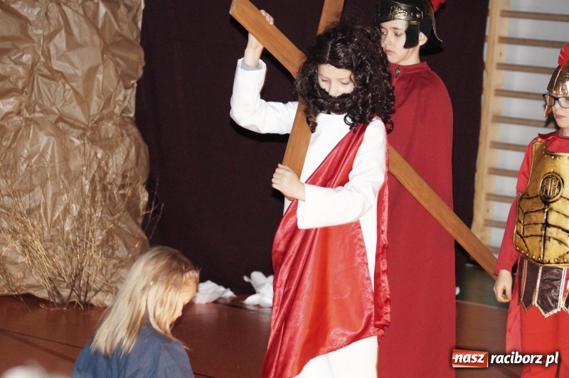 Zdjęcie w galerii na portalu naszraciborz.pl: Ogromne wzruszenie w Górkach Śląskich. Szkoła przygotowała piękny spektakl wiadomości z regionu