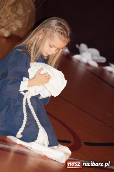 Zdjęcie w galerii na portalu naszraciborz.pl: Ogromne wzruszenie w Górkach Śląskich. Szkoła przygotowała piękny spektakl wiadomości z regionu