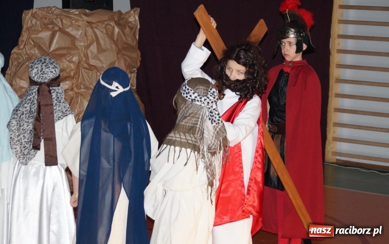 Zdjęcie w galerii na portalu naszraciborz.pl: Ogromne wzruszenie w Górkach Śląskich. Szkoła przygotowała piękny spektakl wiadomości z regionu