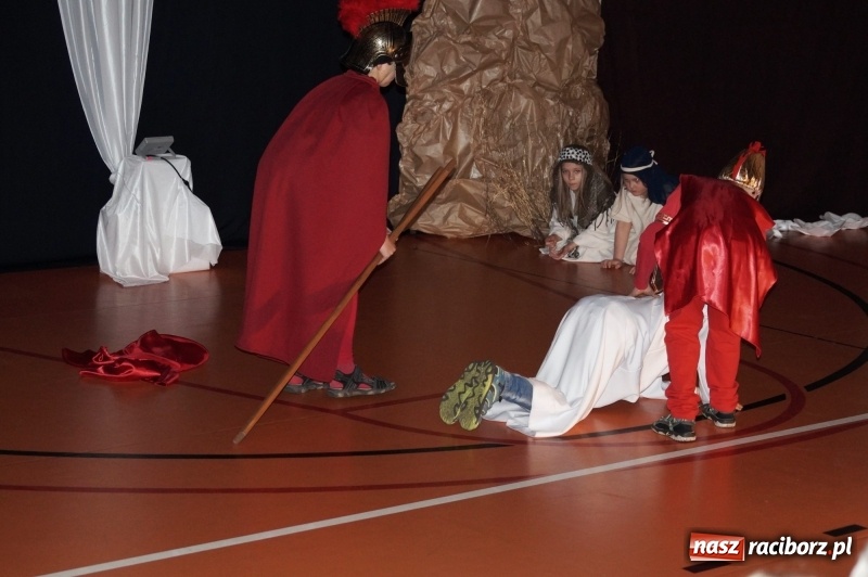 Zdjęcie w galerii na portalu naszraciborz.pl: Ogromne wzruszenie w Górkach Śląskich. Szkoła przygotowała piękny spektakl wiadomości z regionu