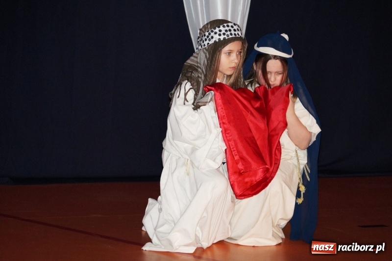 Zdjęcie w galerii na portalu naszraciborz.pl: Ogromne wzruszenie w Górkach Śląskich. Szkoła przygotowała piękny spektakl wiadomości z regionu