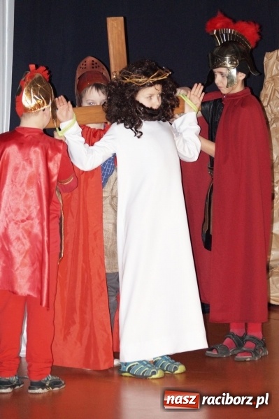 Zdjęcie w galerii na portalu naszraciborz.pl: Ogromne wzruszenie w Górkach Śląskich. Szkoła przygotowała piękny spektakl wiadomości z regionu