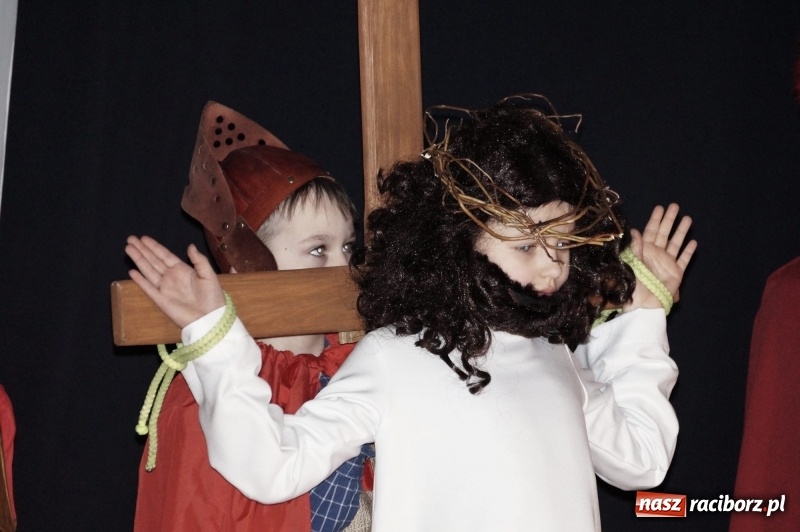 Zdjęcie w galerii na portalu naszraciborz.pl: Ogromne wzruszenie w Górkach Śląskich. Szkoła przygotowała piękny spektakl wiadomości z regionu