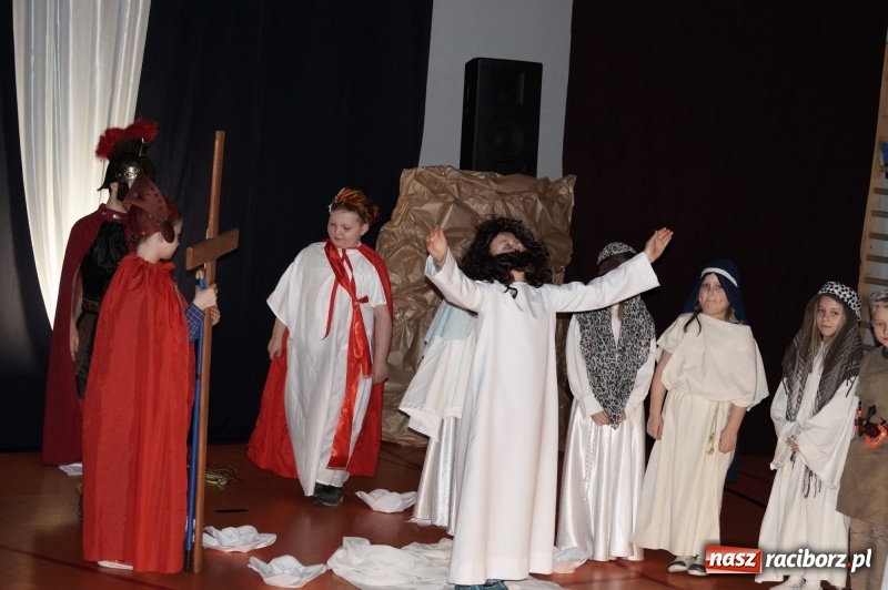 Zdjęcie w galerii na portalu naszraciborz.pl: Ogromne wzruszenie w Górkach Śląskich. Szkoła przygotowała piękny spektakl wiadomości z regionu