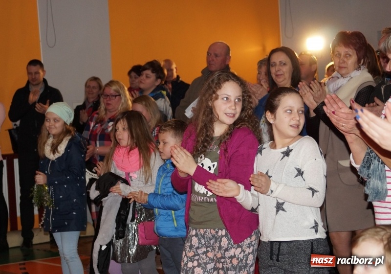 Zdjęcie w galerii na portalu naszraciborz.pl: Ogromne wzruszenie w Górkach Śląskich. Szkoła przygotowała piękny spektakl wiadomości z regionu