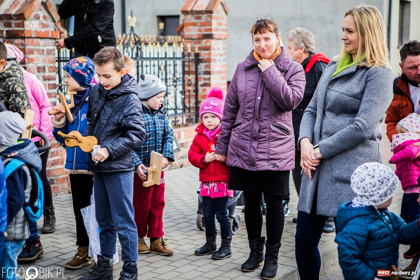 Zdjęcie w galerii na portalu naszraciborz.pl: Wędrowanie z kołatkami w Sudole wiadomości z regionu