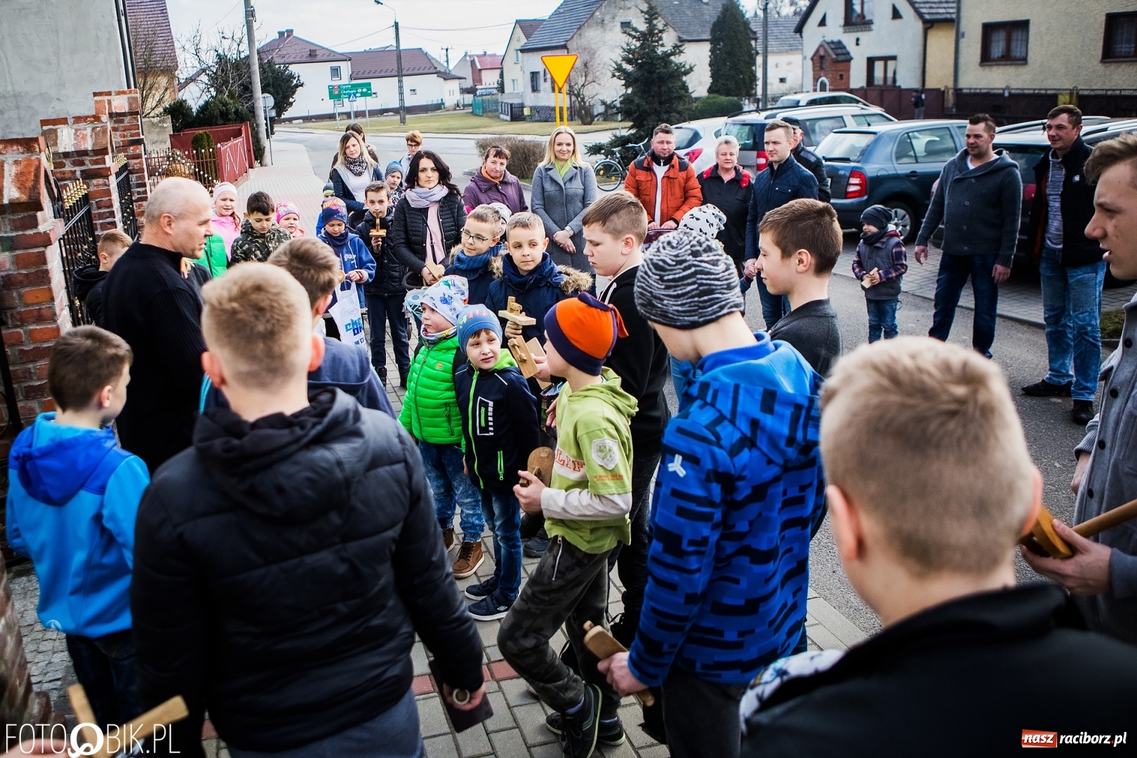 Zdjęcie w galerii na portalu naszraciborz.pl: Wędrowanie z kołatkami w Sudole wiadomości z regionu
