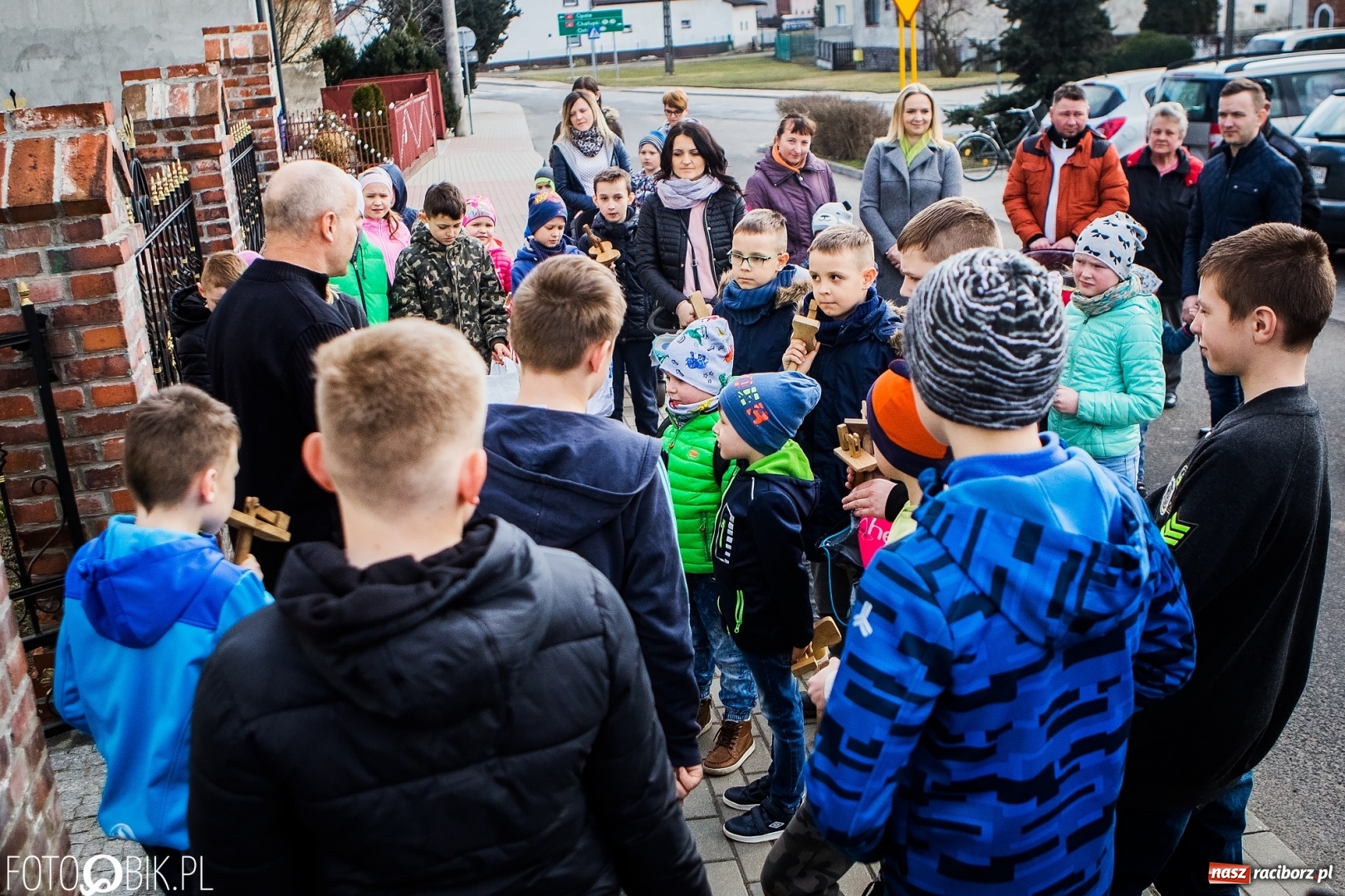Zdjęcie w galerii na portalu naszraciborz.pl: Wędrowanie z kołatkami w Sudole wiadomości z regionu