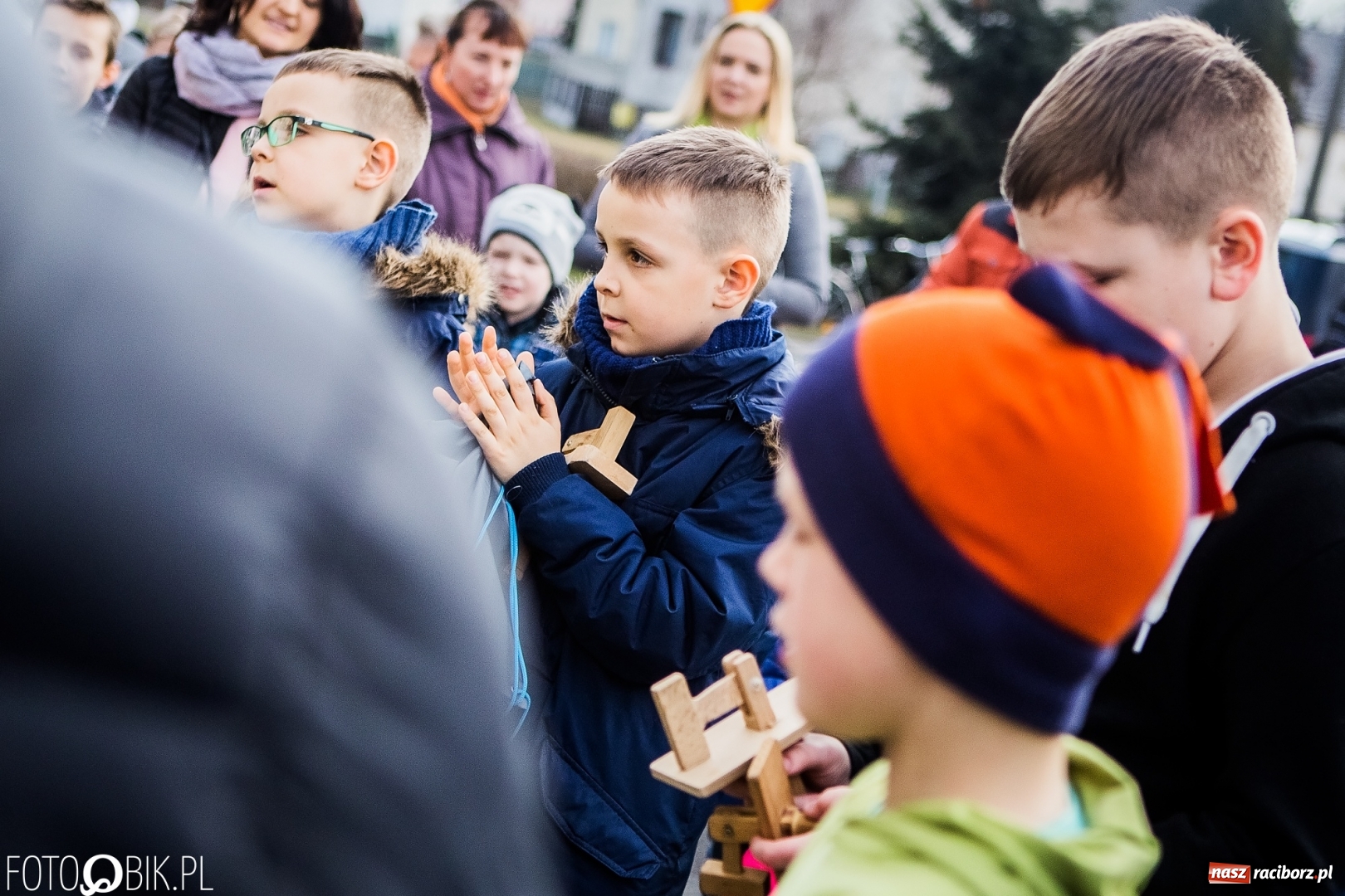 Zdjęcie w galerii na portalu naszraciborz.pl: Wędrowanie z kołatkami w Sudole wiadomości z regionu