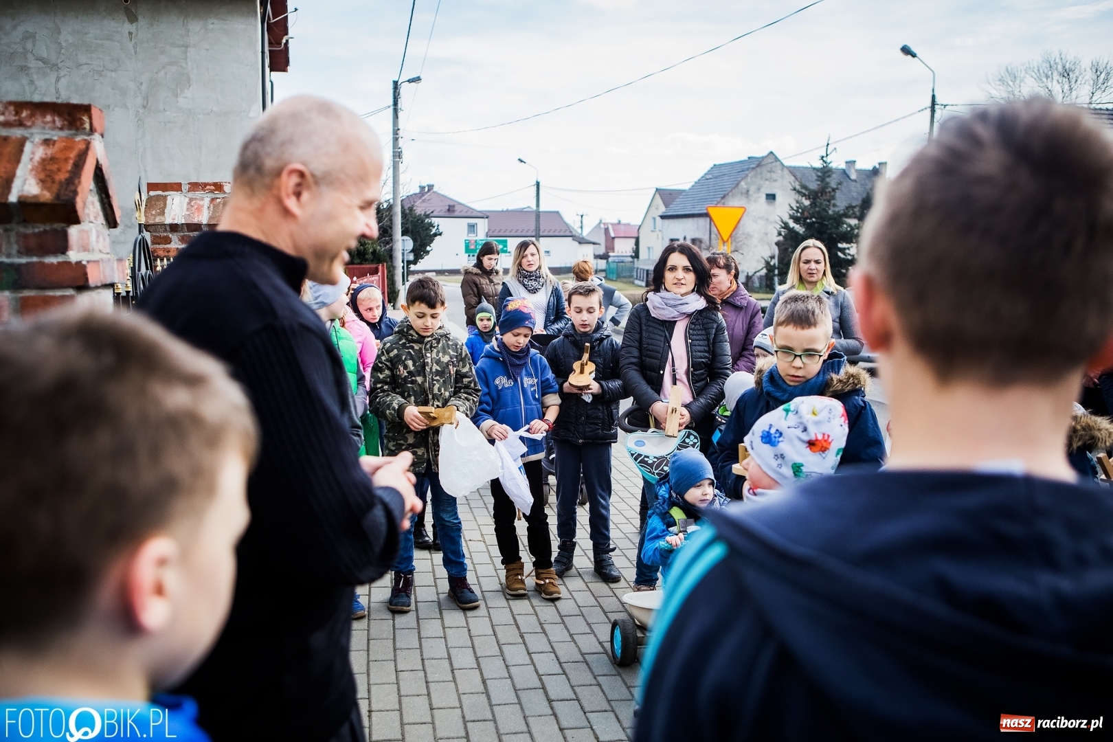Zdjęcie w galerii na portalu naszraciborz.pl: Wędrowanie z kołatkami w Sudole wiadomości z regionu