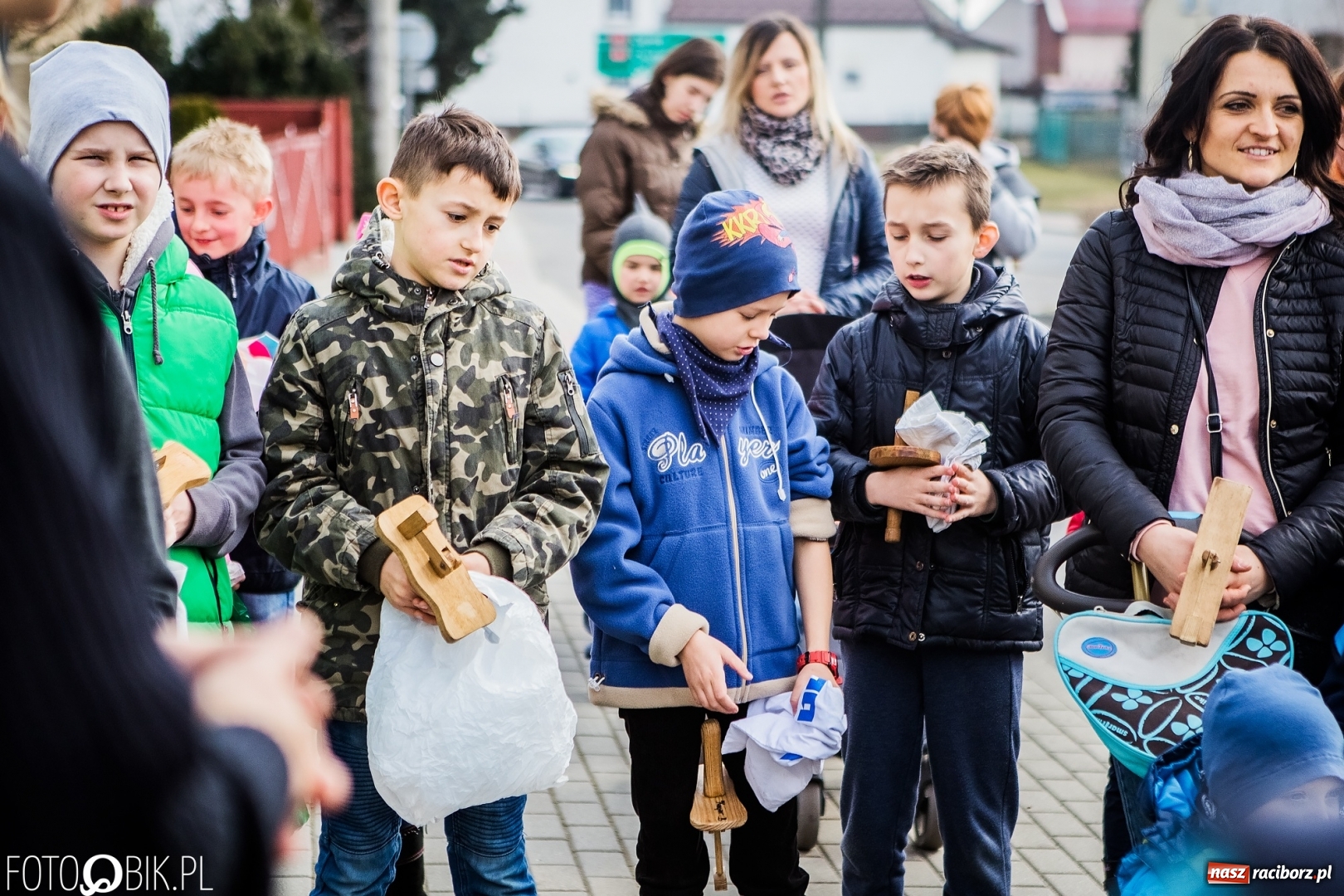 Zdjęcie w galerii na portalu naszraciborz.pl: Wędrowanie z kołatkami w Sudole wiadomości z regionu