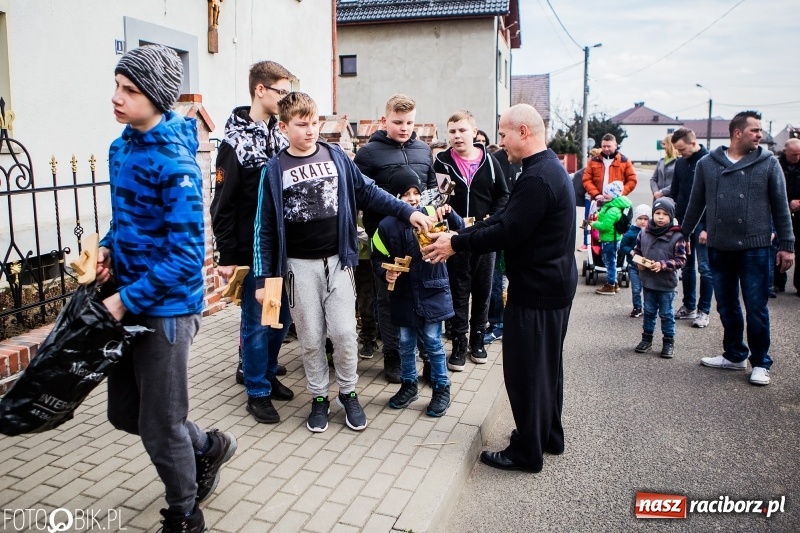 Zdjęcie w galerii na portalu naszraciborz.pl: Wędrowanie z kołatkami w Sudole wiadomości z regionu