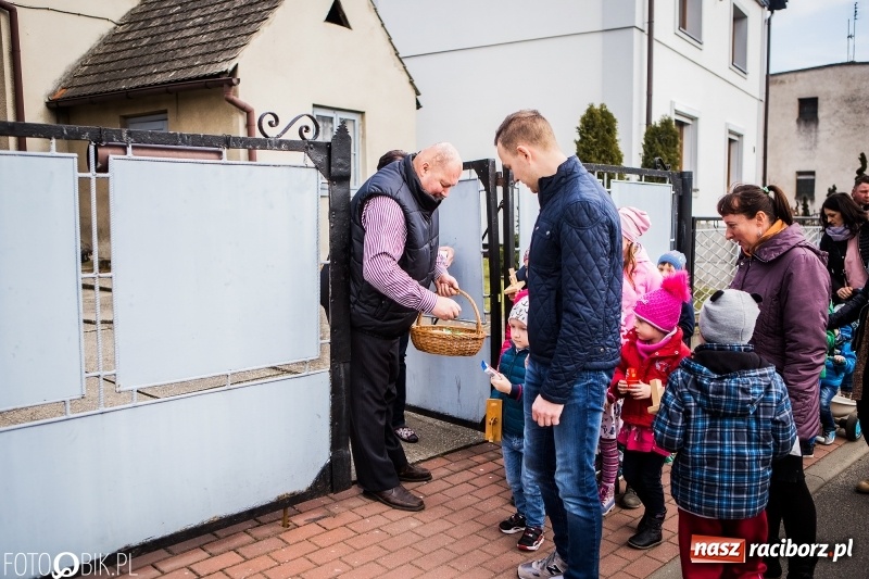 Zdjęcie w galerii na portalu naszraciborz.pl: Wędrowanie z kołatkami w Sudole wiadomości z regionu