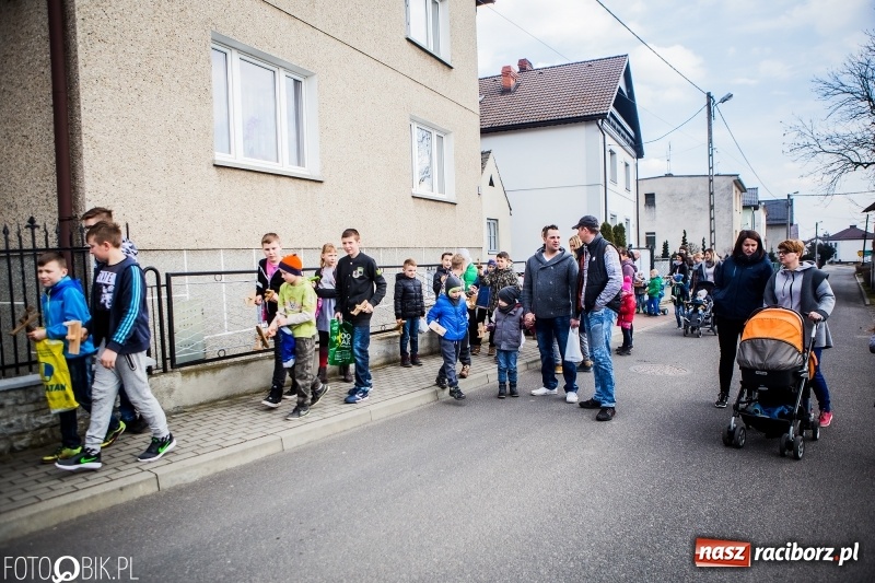Zdjęcie w galerii na portalu naszraciborz.pl: Wędrowanie z kołatkami w Sudole wiadomości z regionu