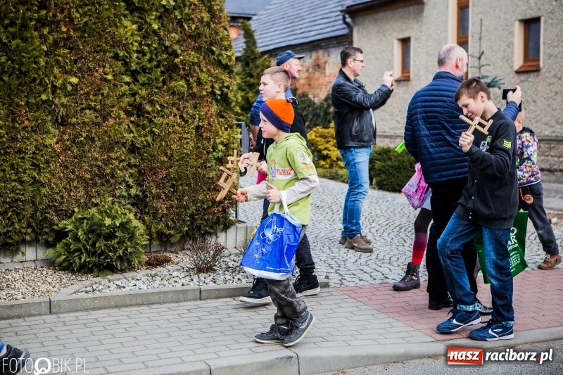 Zdjęcie w galerii na portalu naszraciborz.pl: Wędrowanie z kołatkami w Sudole wiadomości z regionu
