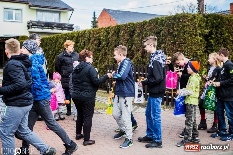 Zdjęcie w galerii na portalu naszraciborz.pl: Wędrowanie z kołatkami w Sudole wiadomości z regionu