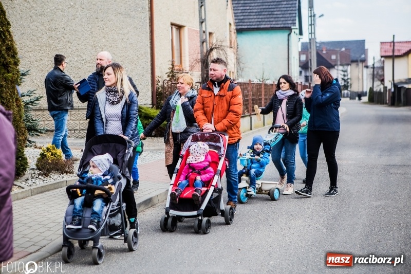 Zdjęcie w galerii na portalu naszraciborz.pl: Wędrowanie z kołatkami w Sudole wiadomości z regionu