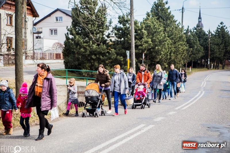 Zdjęcie w galerii na portalu naszraciborz.pl: Wędrowanie z kołatkami w Sudole wiadomości z regionu