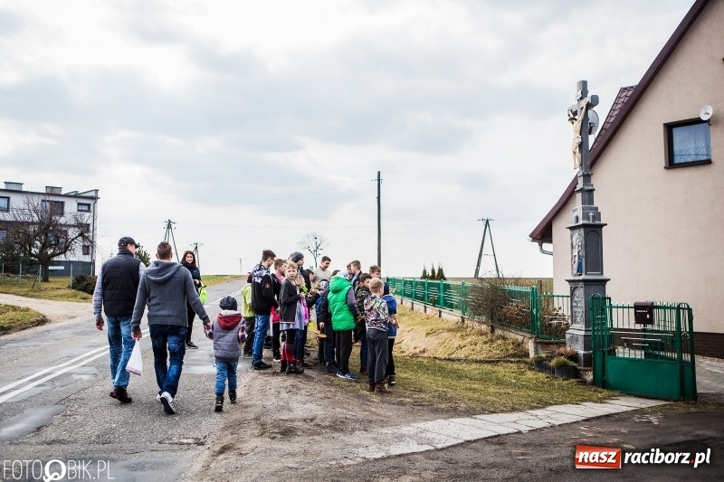 Zdjęcie w galerii na portalu naszraciborz.pl: Wędrowanie z kołatkami w Sudole wiadomości z regionu