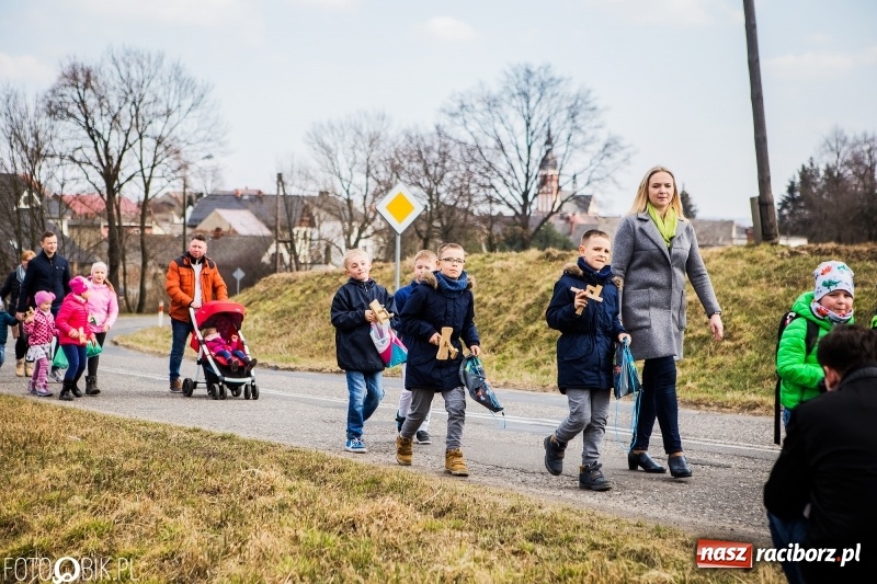 Zdjęcie w galerii na portalu naszraciborz.pl: Wędrowanie z kołatkami w Sudole wiadomości z regionu