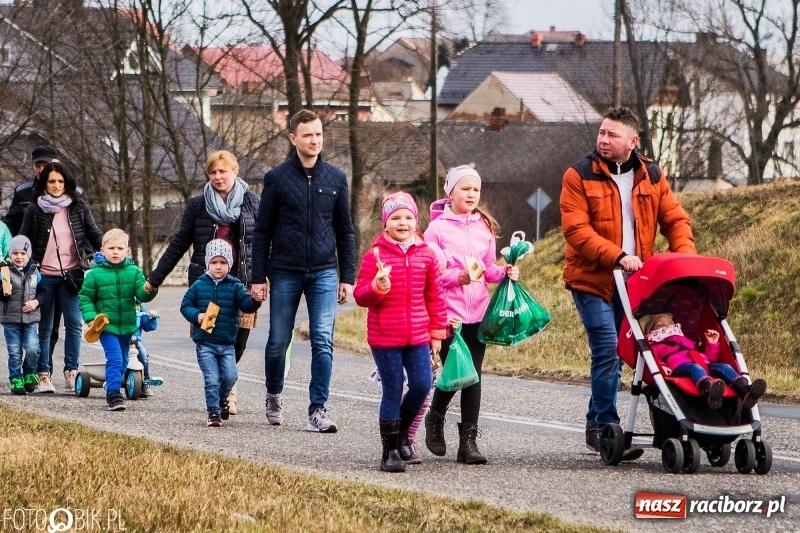 Zdjęcie w galerii na portalu naszraciborz.pl: Wędrowanie z kołatkami w Sudole wiadomości z regionu