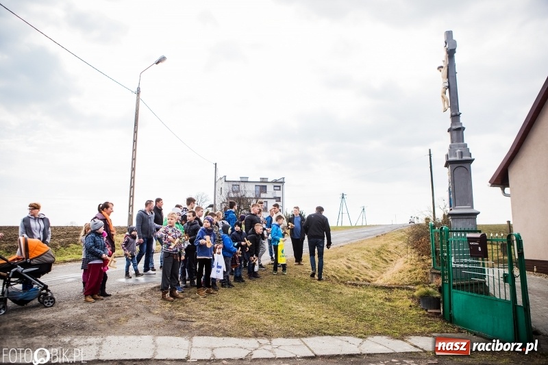 Zdjęcie w galerii na portalu naszraciborz.pl: Wędrowanie z kołatkami w Sudole wiadomości z regionu