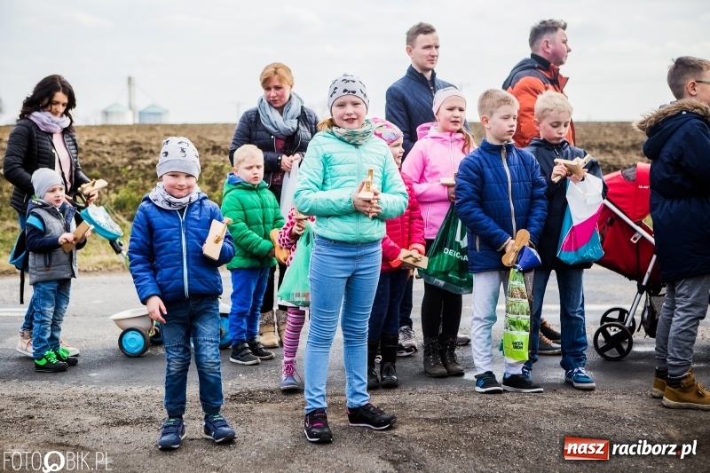 Zdjęcie w galerii na portalu naszraciborz.pl: Wędrowanie z kołatkami w Sudole wiadomości z regionu