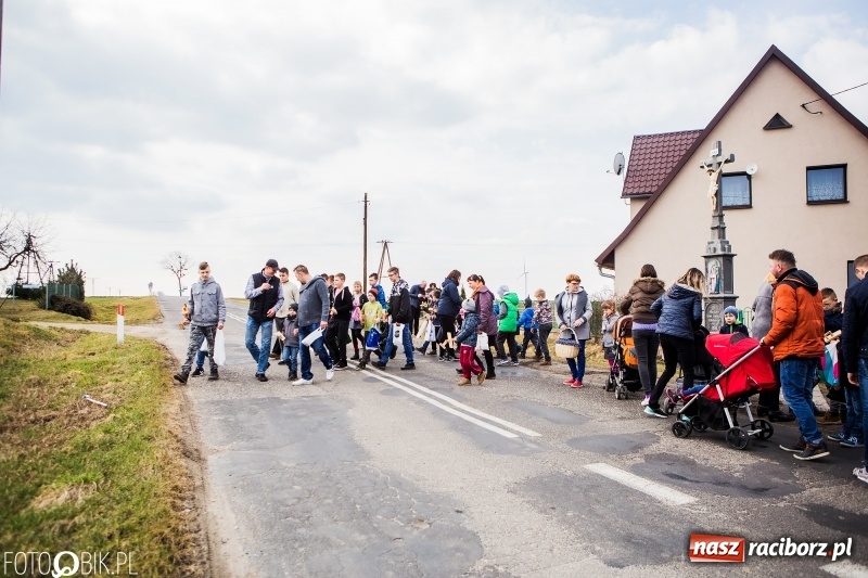 Zdjęcie w galerii na portalu naszraciborz.pl: Wędrowanie z kołatkami w Sudole wiadomości z regionu