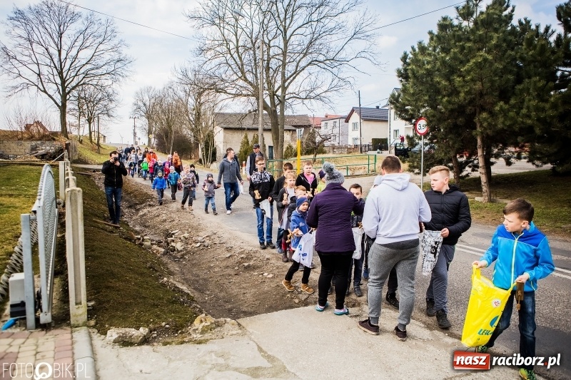 Zdjęcie w galerii na portalu naszraciborz.pl: Wędrowanie z kołatkami w Sudole wiadomości z regionu