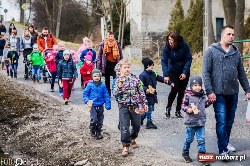Zdjęcie w galerii na portalu naszraciborz.pl: Wędrowanie z kołatkami w Sudole wiadomości z regionu