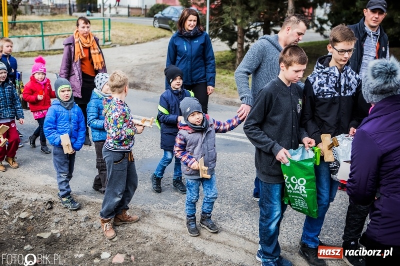 Zdjęcie w galerii na portalu naszraciborz.pl: Wędrowanie z kołatkami w Sudole wiadomości z regionu