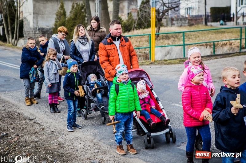 Zdjęcie w galerii na portalu naszraciborz.pl: Wędrowanie z kołatkami w Sudole wiadomości z regionu