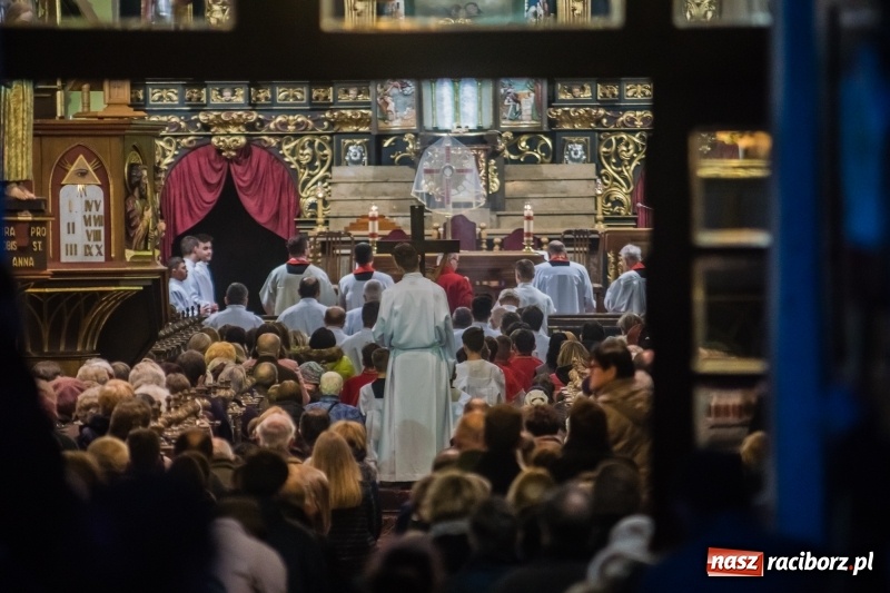 Zdjęcie w galerii na portalu naszraciborz.pl: Dziś bowiem na krzyżu podniósł ręce do Ojca - procesja z kościoła farnego do dawnej świątyni dominikanów wiadomości z regionu