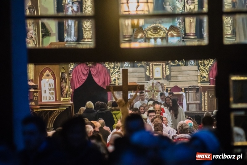 Zdjęcie w galerii na portalu naszraciborz.pl: Dziś bowiem na krzyżu podniósł ręce do Ojca - procesja z kościoła farnego do dawnej świątyni dominikanów wiadomości z regionu