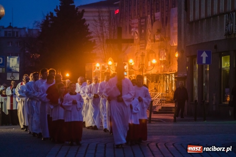 Zdjęcie w galerii na portalu naszraciborz.pl: Dziś bowiem na krzyżu podniósł ręce do Ojca - procesja z kościoła farnego do dawnej świątyni dominikanów wiadomości z regionu