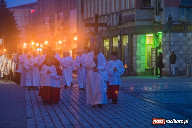 Zdjęcie w galerii na portalu naszraciborz.pl: Dziś bowiem na krzyżu podniósł ręce do Ojca - procesja z kościoła farnego do dawnej świątyni dominikanów wiadomości z regionu