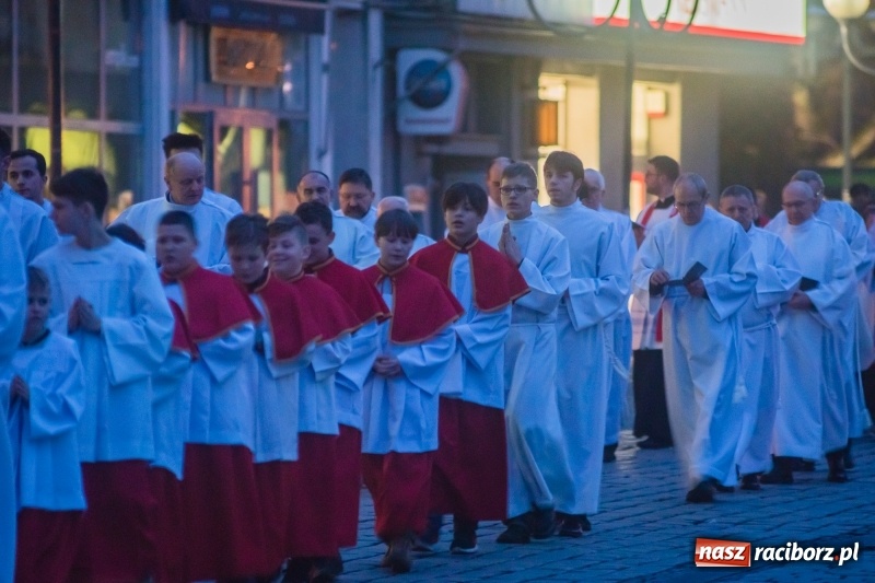 Zdjęcie w galerii na portalu naszraciborz.pl: Dziś bowiem na krzyżu podniósł ręce do Ojca - procesja z kościoła farnego do dawnej świątyni dominikanów wiadomości z regionu