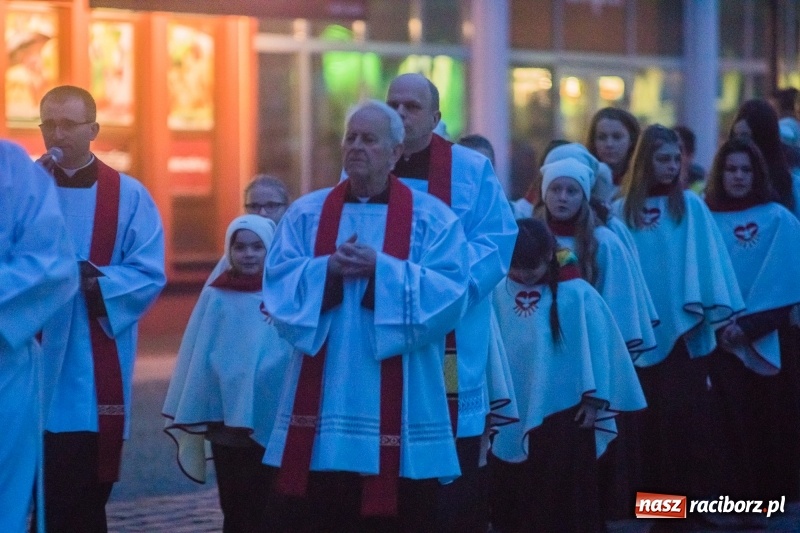 Zdjęcie w galerii na portalu naszraciborz.pl: Dziś bowiem na krzyżu podniósł ręce do Ojca - procesja z kościoła farnego do dawnej świątyni dominikanów wiadomości z regionu