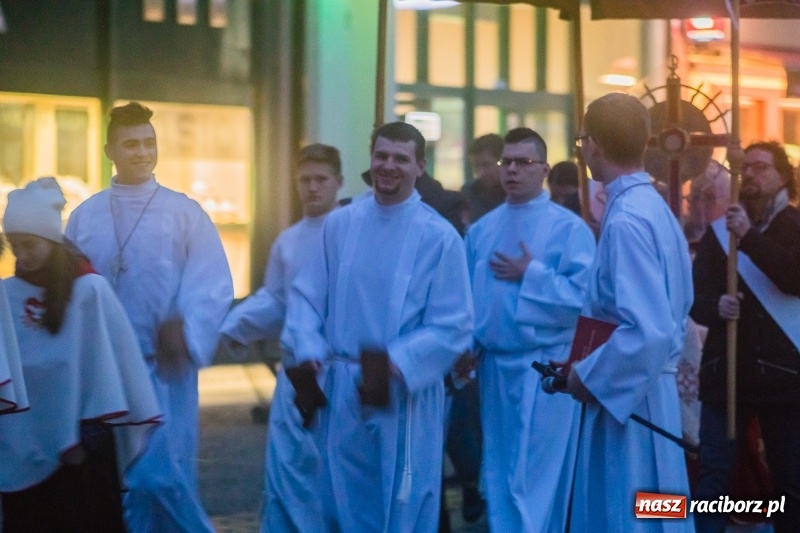 Zdjęcie w galerii na portalu naszraciborz.pl: Dziś bowiem na krzyżu podniósł ręce do Ojca - procesja z kościoła farnego do dawnej świątyni dominikanów wiadomości z regionu